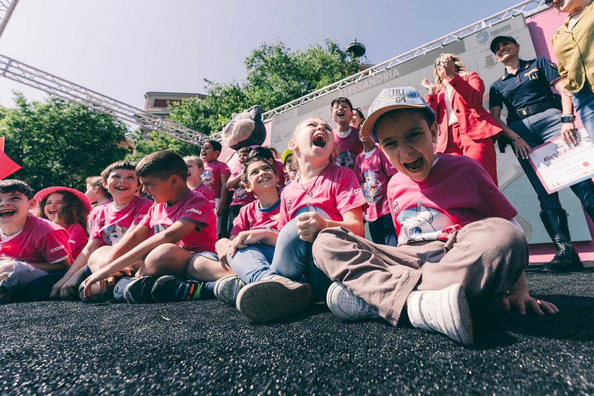 Unos niños esperan al Giro vestidos con la 'maglia rosa'.