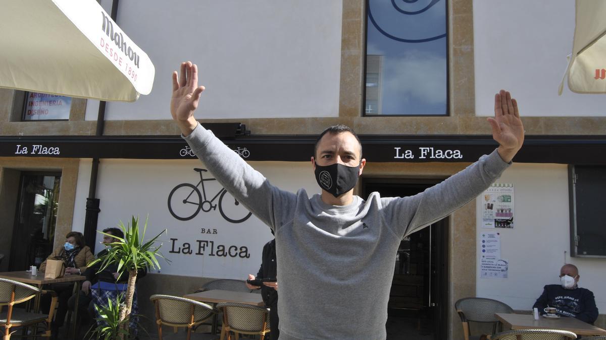 Adrián Alvarez mandando parar delante de su bar de Pola de Siero.