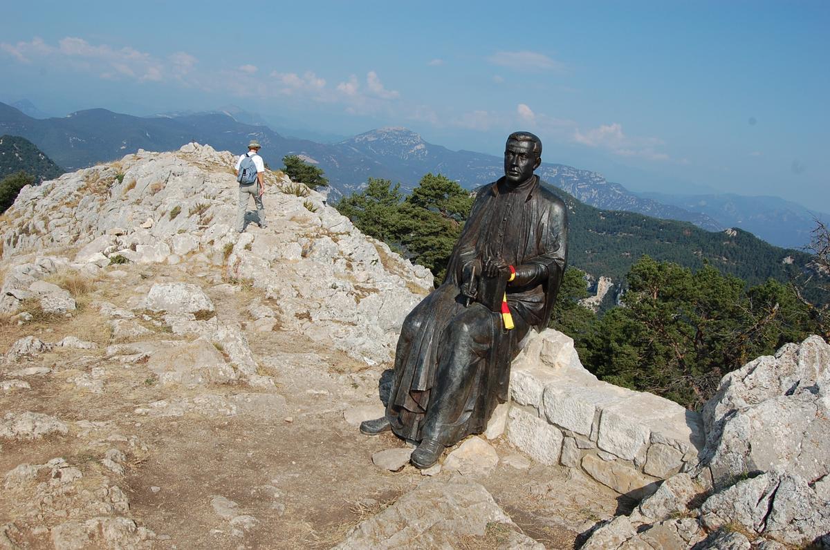 La figura de mossèn Cinto presideix l'altiplà del santuari de la Mare de Déu del Mont