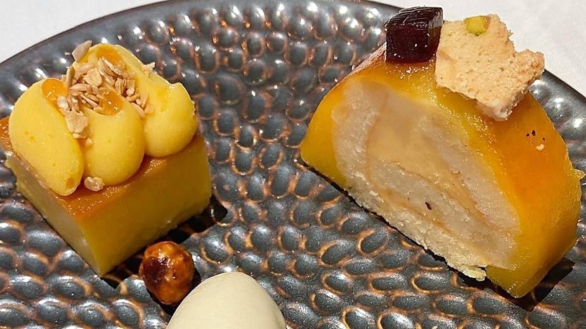 Dos pequeños cortes del tocinillo de cielo y el minibrazo de crema catalana del restaurante Erre.