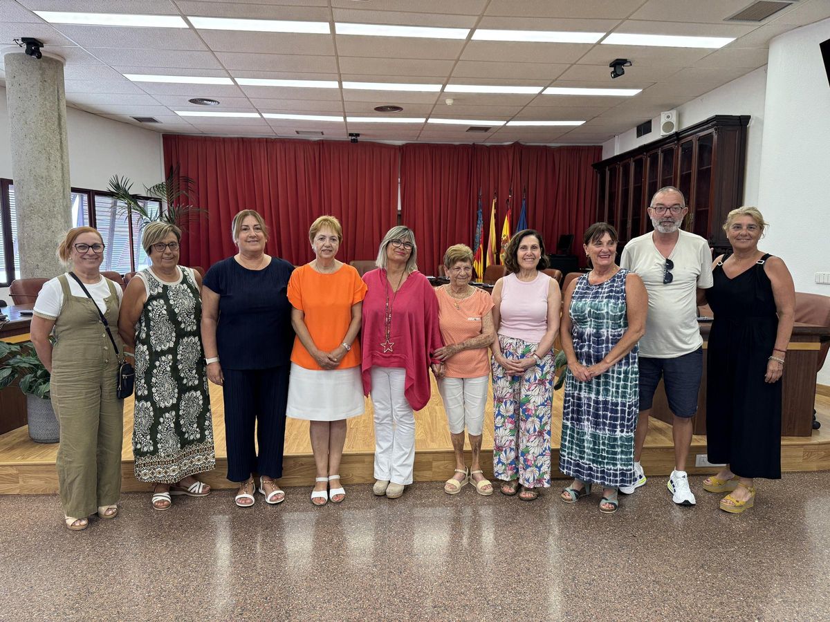 La alcaldesa, Loreto Serrano, con miembros del equipo de gobierno y representantes festeras
