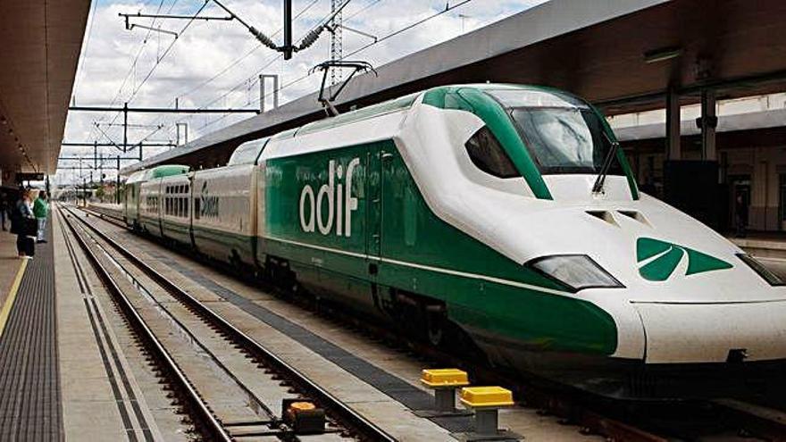 El tren Séneca, parado en la estación de Zamora tras un viaje de auscultación del tramo a Olmedo.