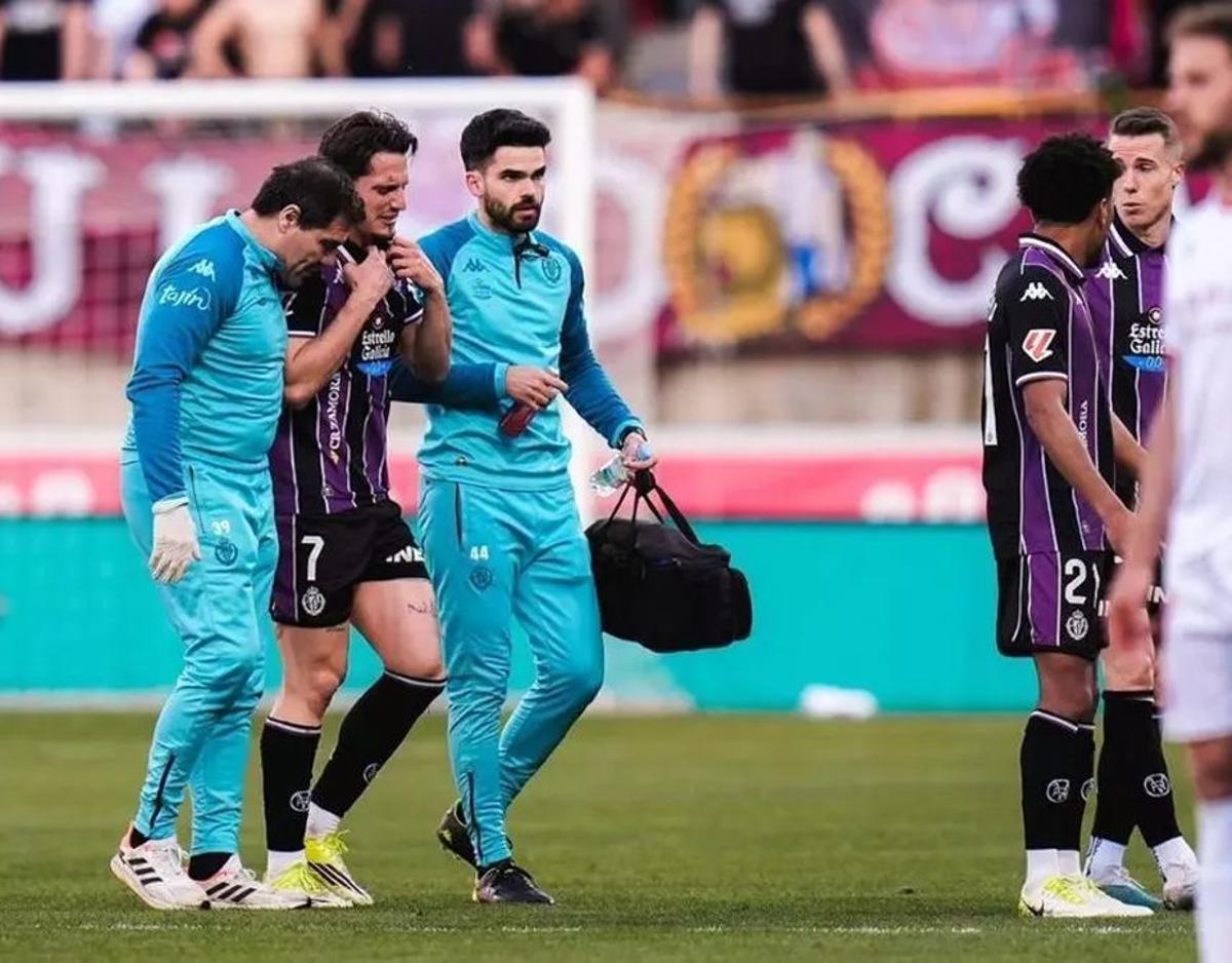 Sergi Canós, saliendo del campo entre lágrimas tras lesionarse. | REAL VALLADOLID