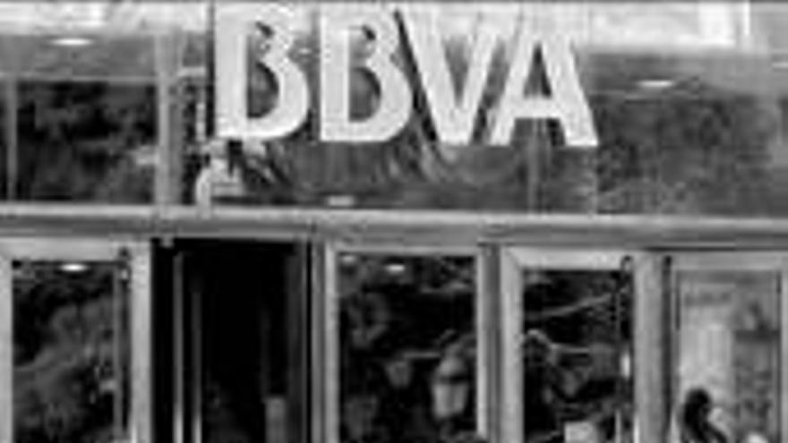BBVA pide bajar cuotas y subir IVA para crear 280.000 empleos