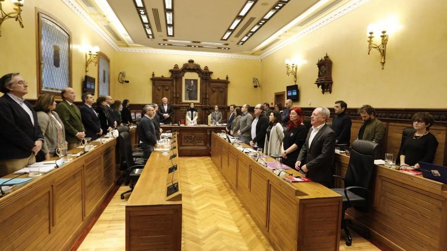 Un momento del minuto de silencio por Areces en el Pleno.