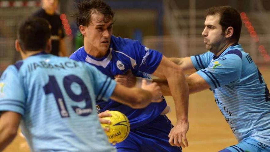 Víctor Rodríguez durante el partido de pretemporada invernal ante Cangas. // G. Santos