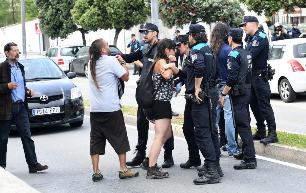 Unas 300 personas protestan en apoyo de los okupas, a los que el Concello impidió el paso a las naves