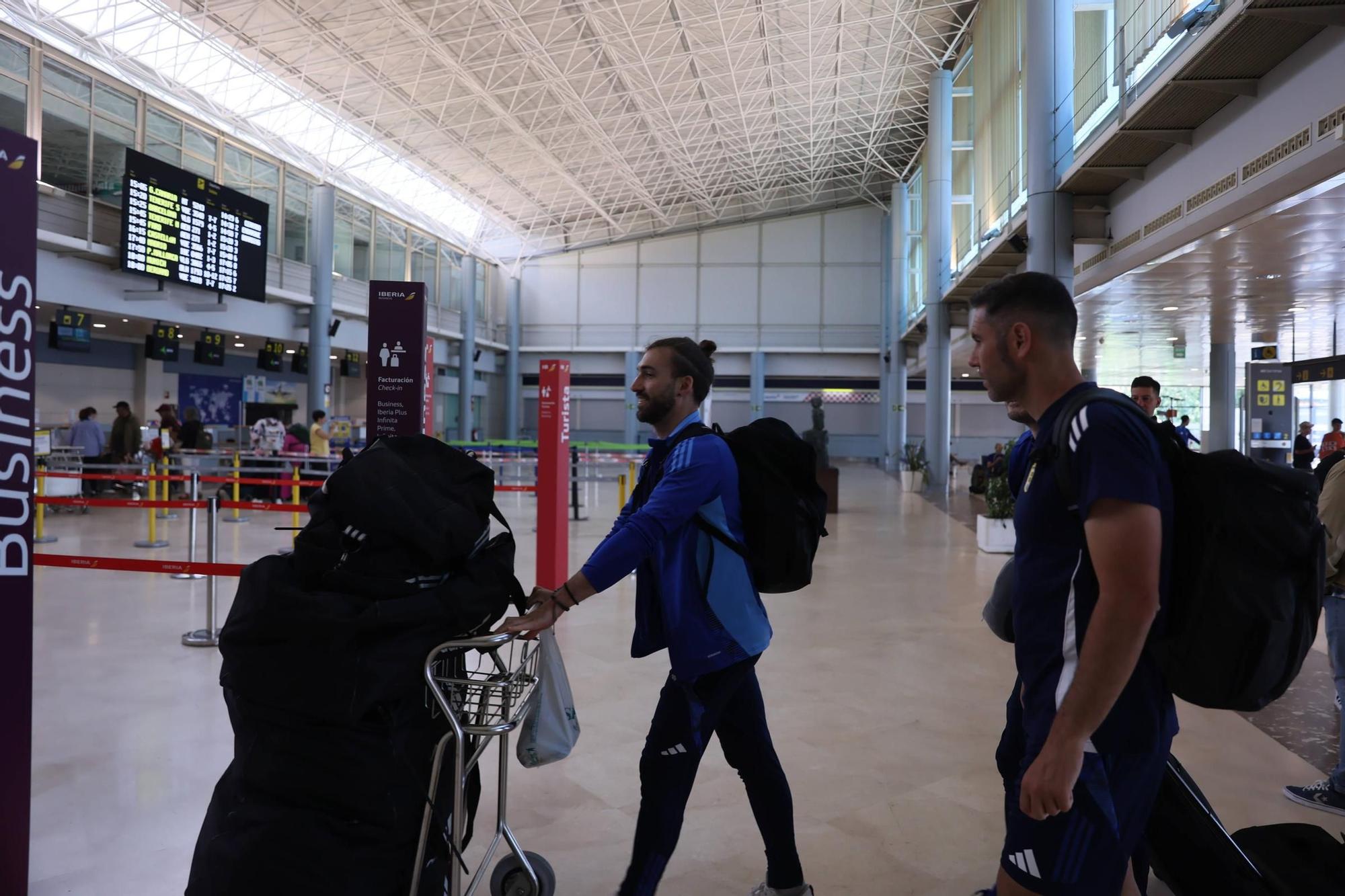 En imágenes: así fue la despedida de la afición azul al Real Oviedo en el Aeropuerto de Asturias