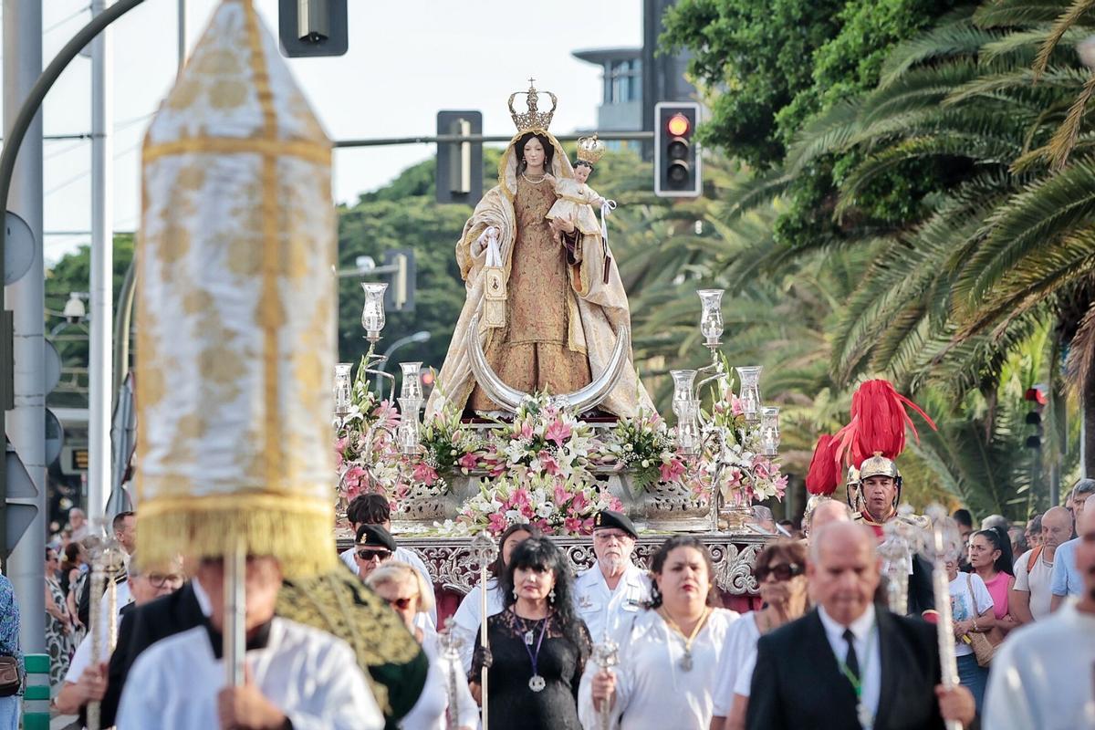 Procesión marítimo-terrestre de la Virgen del Carmen en Santa Cruz