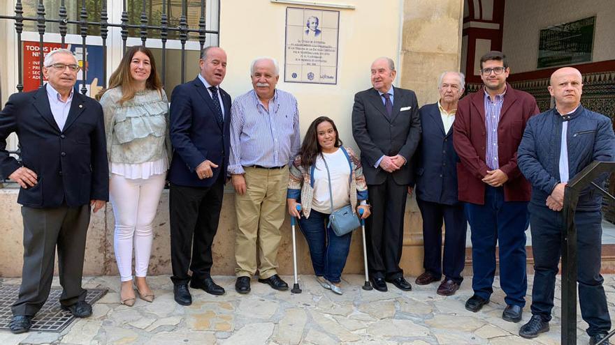 El alcalde Manolo Barón ha acudido al descubrimiento de la placa.