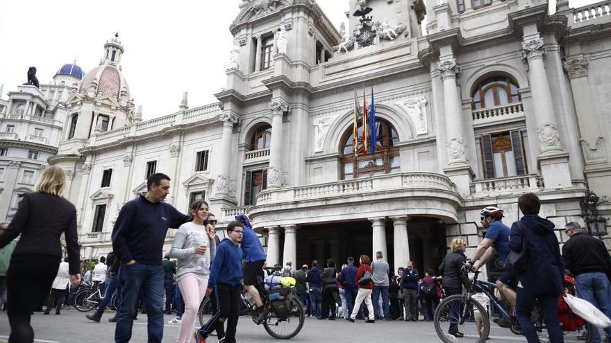 Los turistas toman la plaza del Ayuntamiento en un día sin coches menos multitudinario