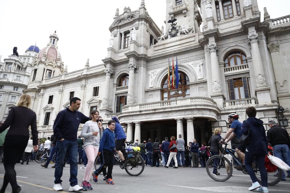 La plaza del Ayuntamiento, también llena en Semana Santa