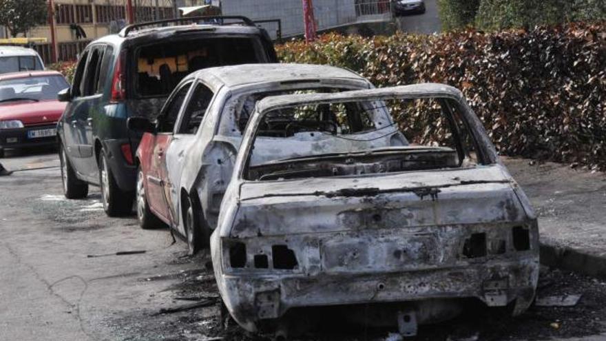 Vehículo quemado en el barrio de Pénjamo, en La Felguera, después de ser sustraído.