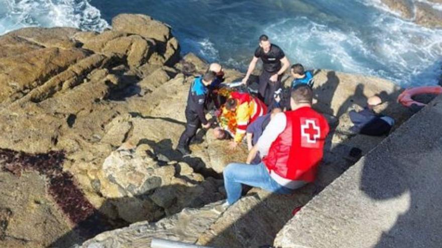 Un trabajador del acuario y la Policía Local rescatan a un hombre que se tiró al mar