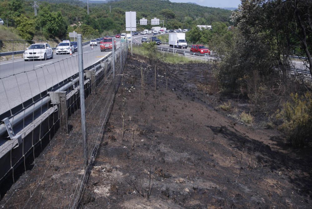 incendi forestal a Llagostera i tall de la carretera