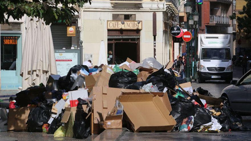 Montones de basura acumulados en el Centro de Málaga.