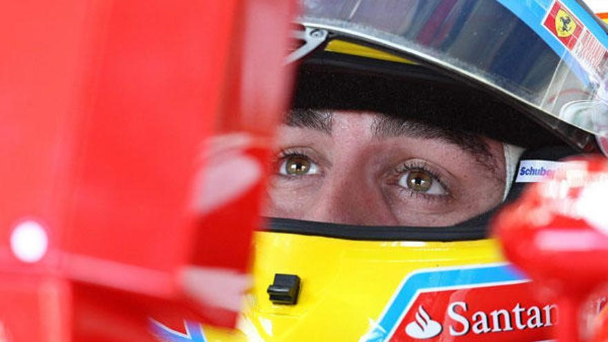 El piloto español Fernando Alonso, de la escudería Ferrari, se prepara hoy, viernes 5 de noviembre de 2010, para la primera sesión de práctica libre en el autódromo de Interlagos de Sao Paulo (Brasil), previa al Gran Premio de Formula Uno que se llevará a cabo el próximo domingo.