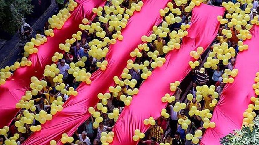 Un miler de persones creen una estelada humana a Girona