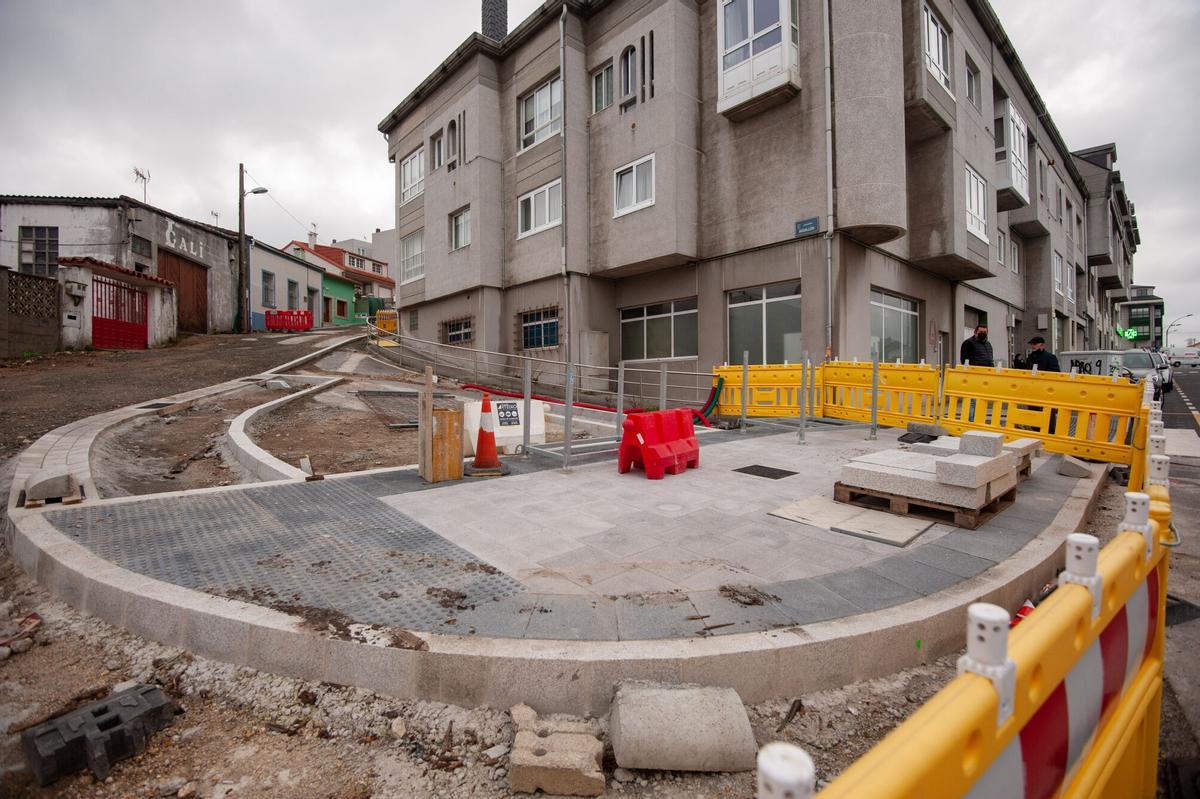 OBRAS DE REFORMA DE LA CALLE AGUILLÓN, EN VISMA, DURANTE SU PARALIZACIÓN EN 2022 POR LOS PROBLEMAS DE LA CONSTRUCTORA ARIAS INFRAESTRUCTURAS.