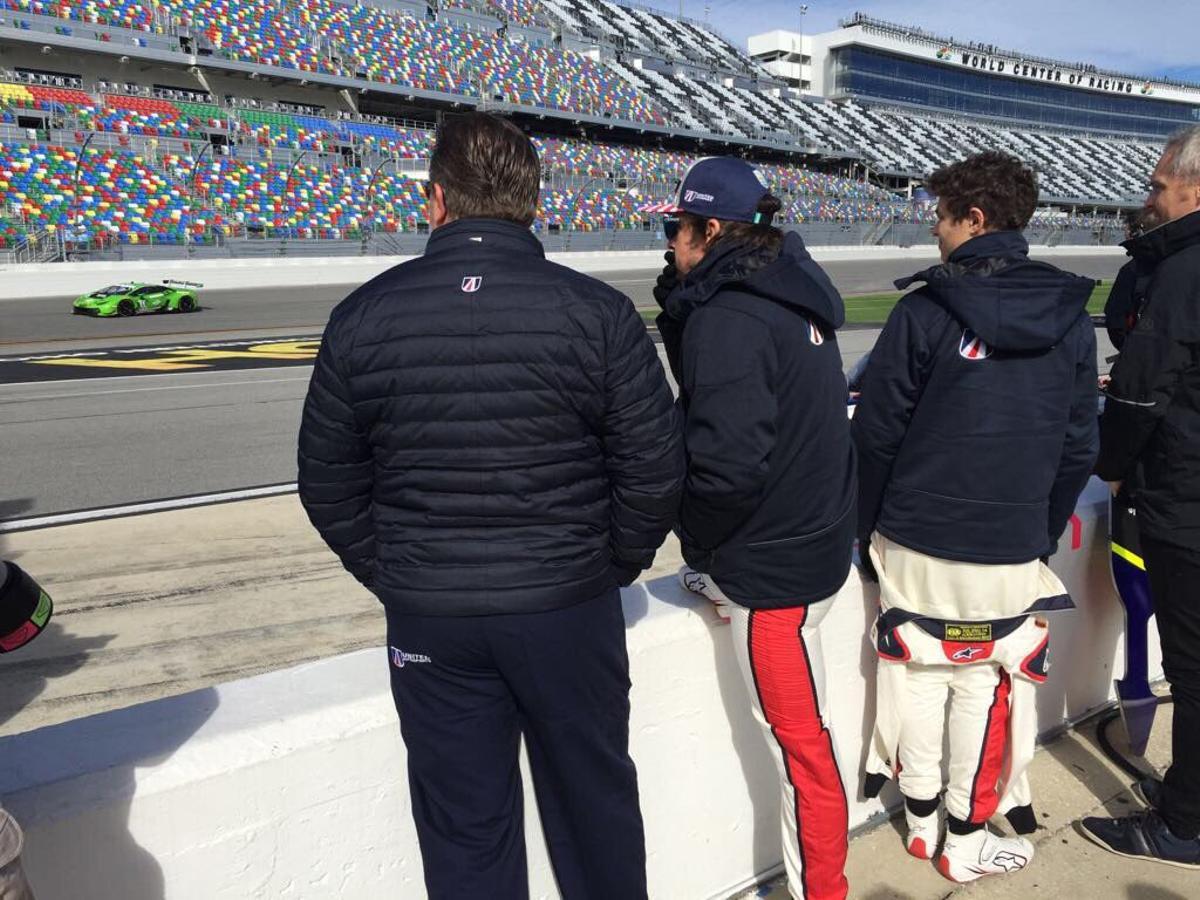 Fernando Alonso y Lando Norris observan la pista en las 24 Horas de Daytona de 2018