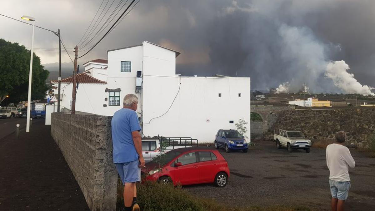 La trayectoria de la colada norte del volcán de La Palma obliga a evacuar a 800 vecinos en Los Llanos
