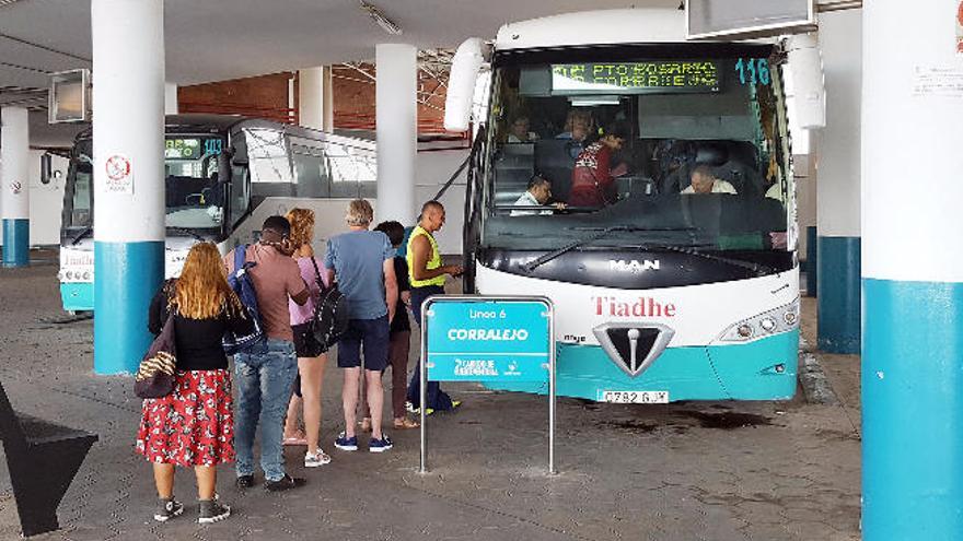 Imagen de varias guaguas de la empresa Tiadhe en la Estación de Guaguas de Puerto del Rosario.