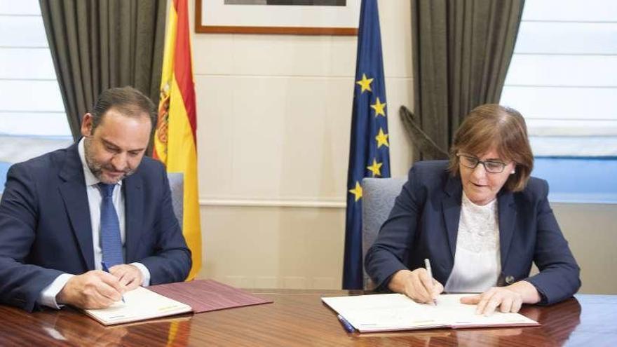 El ministro José Luis Ábalos y la consejera Pilar Varela, ayer, durante la firma.