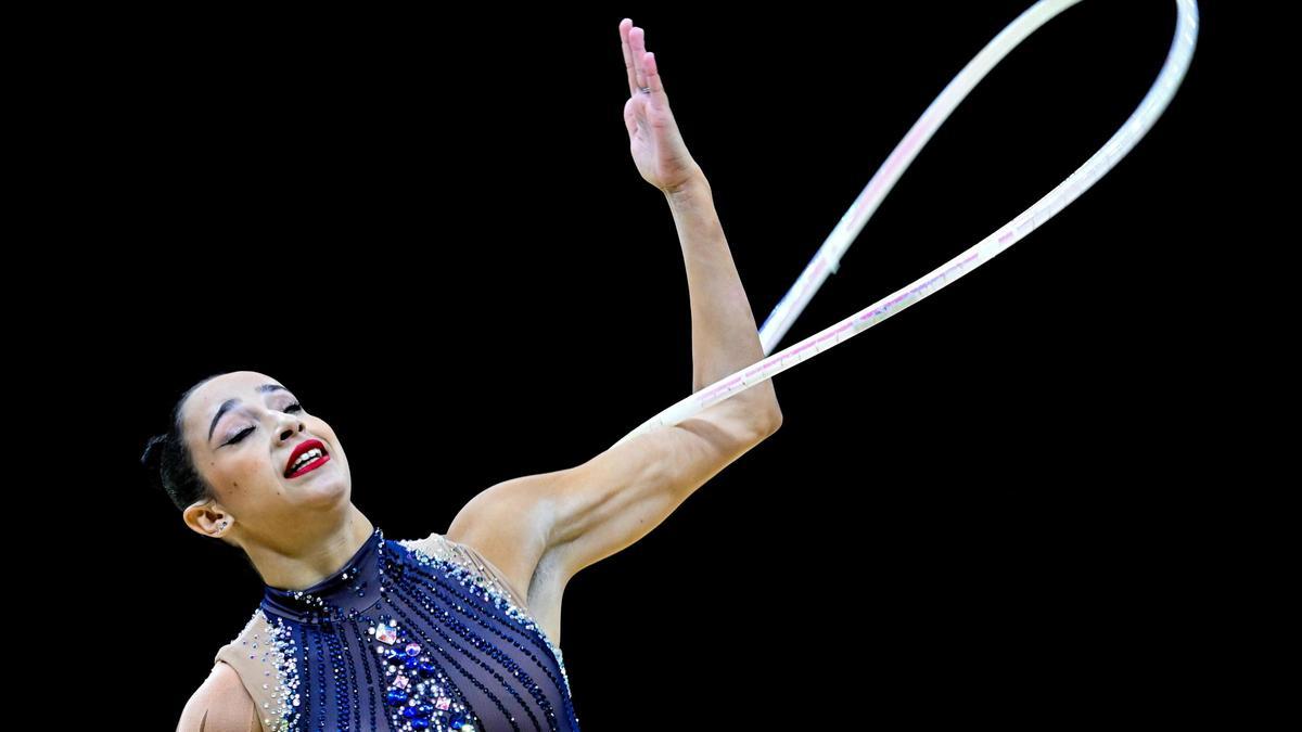 Alba Bautista, durante su ejercicio de aro este jueves.