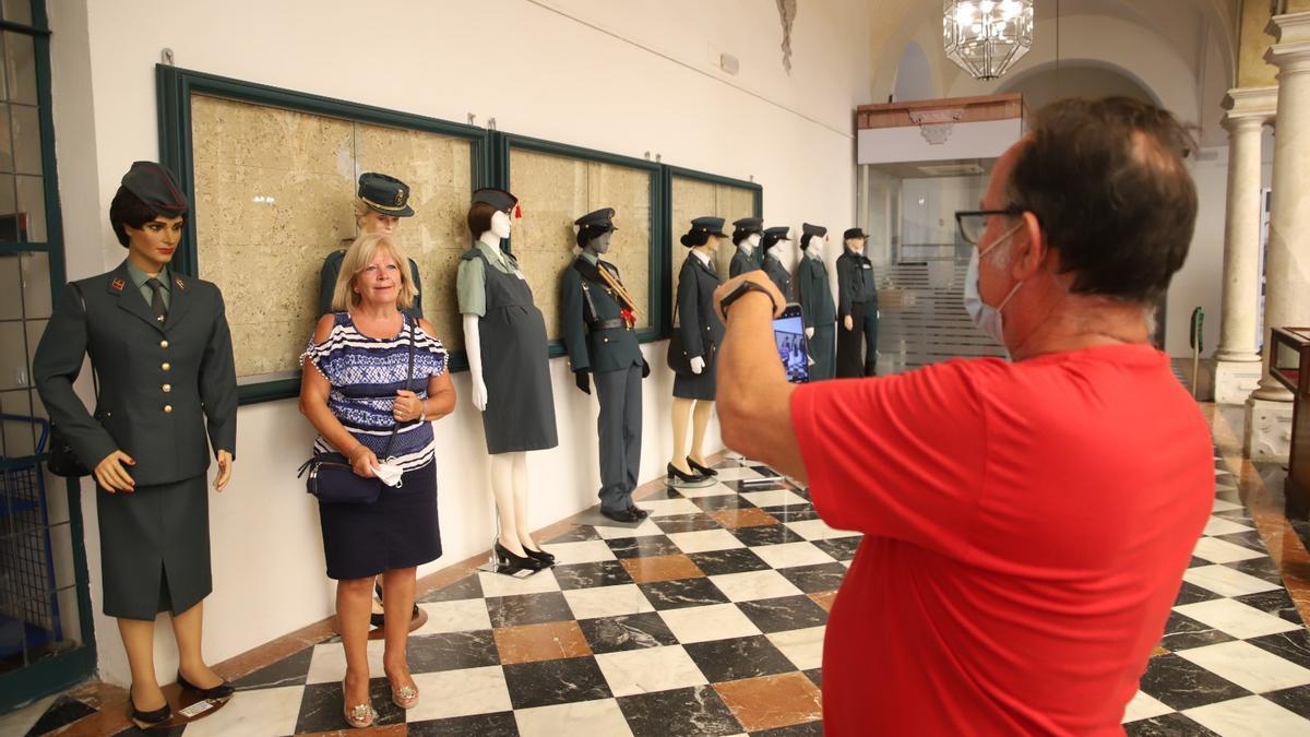 Modelos de indumentaria de las mujeres guardias civiles expuestos en la Diputación de Córdoba.