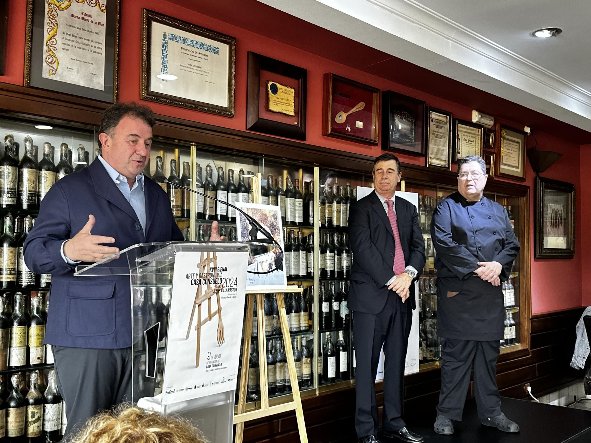 EN IMÁGENES: El homenaje póstumo al hostelero Álvaro López en su casa y coincidiendo con la Bienal de Arte