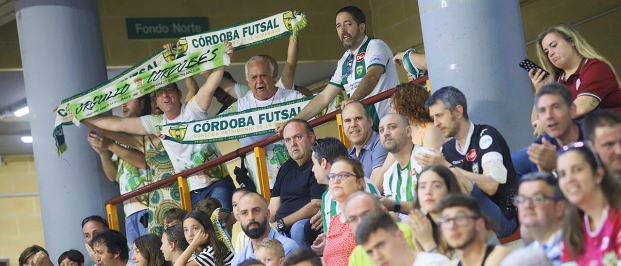 La hinchada en Vista Alegre anima al Córdoba Futsal durante el pasado curso.