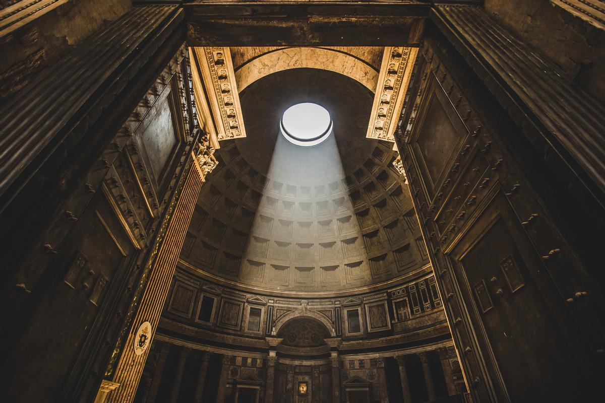 Un óculo de nueve metros de diámetro es la única entrada de luz natural al templo.