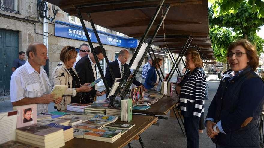 Recorrido por puestos de venta de libros en el Paseo da Corredoira de Tui. // E.G.