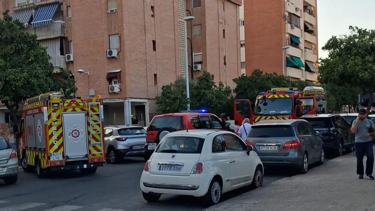 Bomberos durante una actuación en un incendio de vivienda este lunes en el barrio de la Fuensanta.