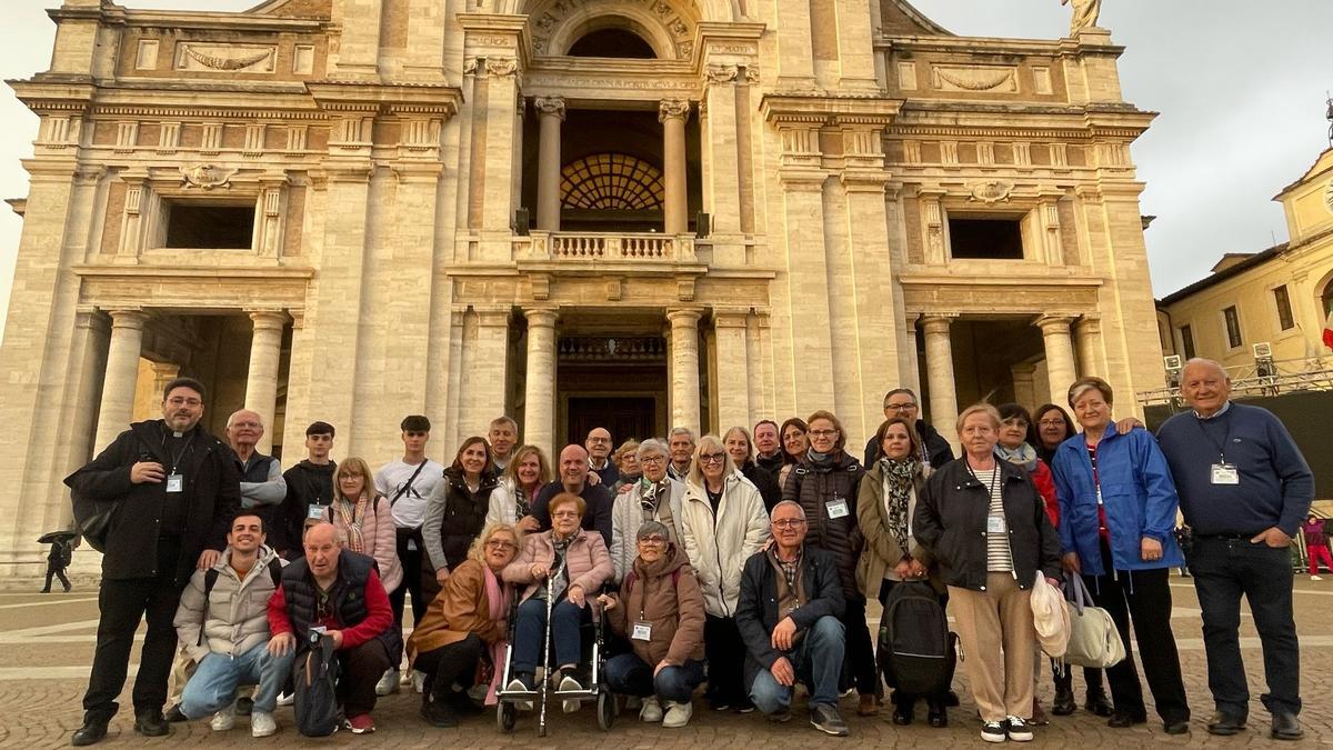 El grupo de peregrinos de Riba-roja en Asís, antes de salir hacia Roma.