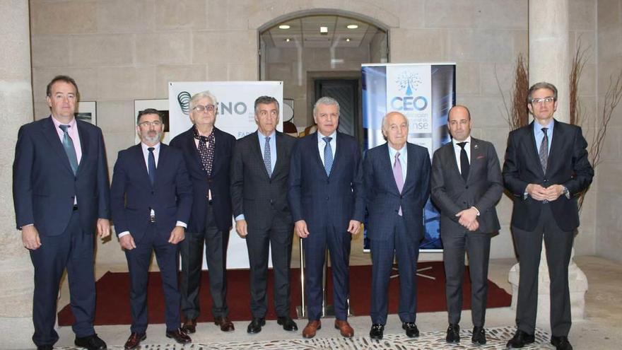 Por la izquierda Juan Manuel Gómez (Salamanca), Alejandro Cruz (Orense), José María Esbec (Zamora), Javier Cepedano (León), Belarmino Feito (Asturias), Antonio Fontenla (La Coruña), Jaime López (Lugo) y José Manuel Díaz (Orense), tras firmar la constitución de la Alianza Empresarial del Noroeste, ayer en Orense.