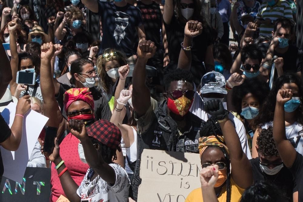 Este domingo, la plaza de la Marina de Málaga ha acogido una concentración con cientos de personas en contra del racismo y la xenofobia.