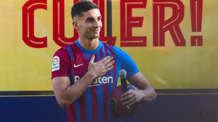 El valenciano se mostró muy contento en su presentación oficial como jugador del Barça. | EFE