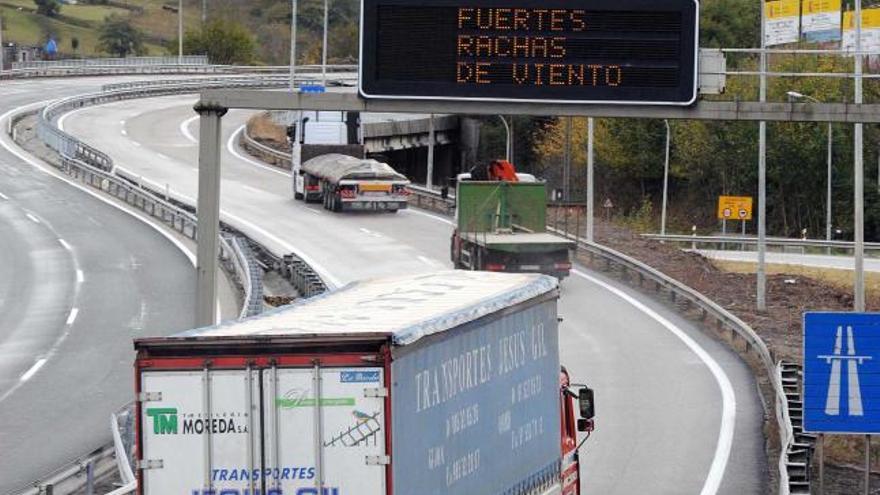 Vehículos circulando por la autopista del Huerna, a su paso por Lena.