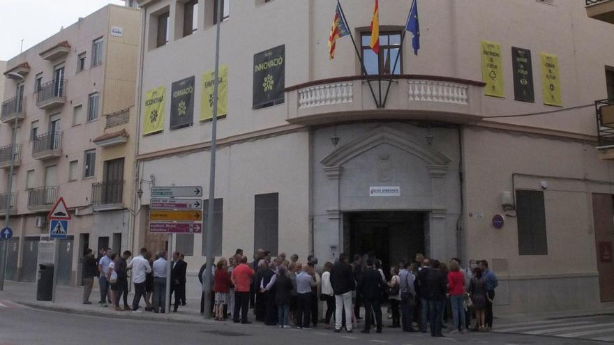 La asociación Cantalobos tiene su sede en la antigua cochera de la cámara agraria, en los bajos del edifici Natiu, y proyectaron conectarla con la antigua Ocapa, en el lado opuesto del mismo edificio. | MÒNICA MIRA