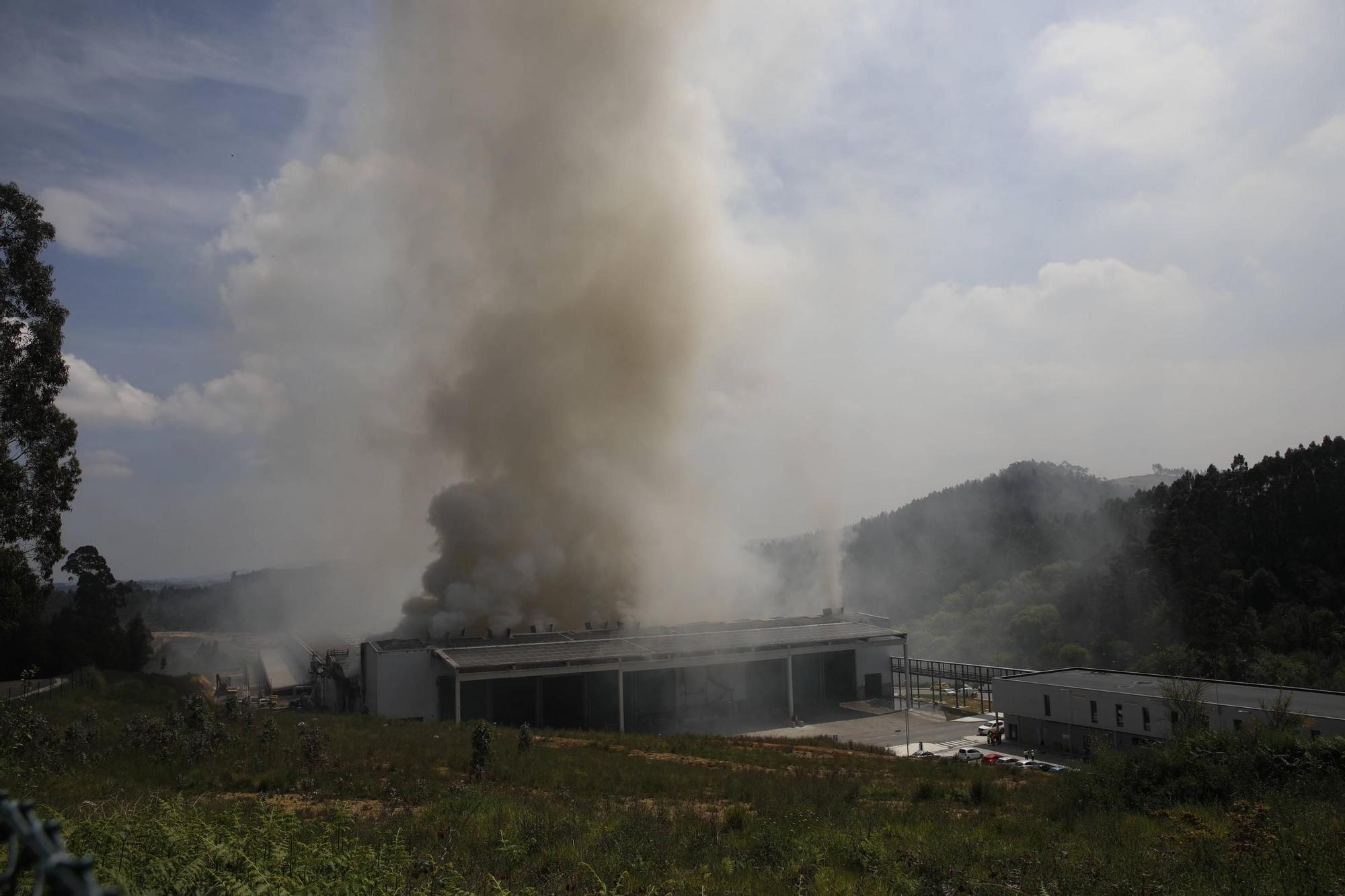 Así fue el espectacular incendio en una planta de Cogersa en Gijón (en imágenes)