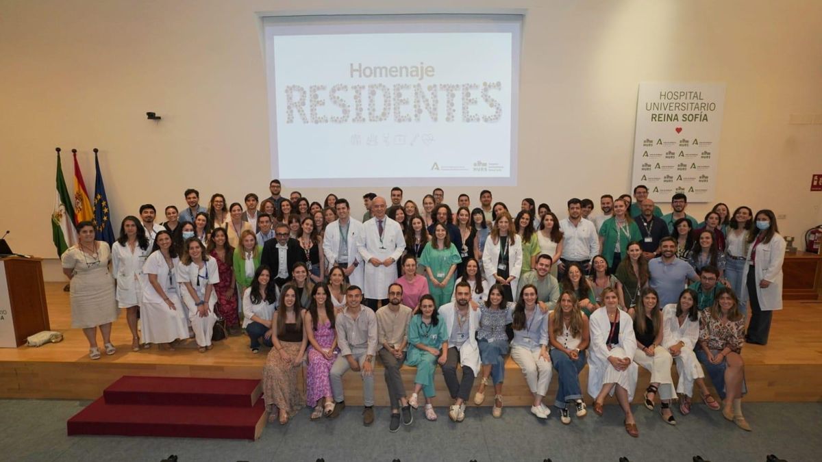 Promoción de residentes que se despide este año junto a responsables sanitarios