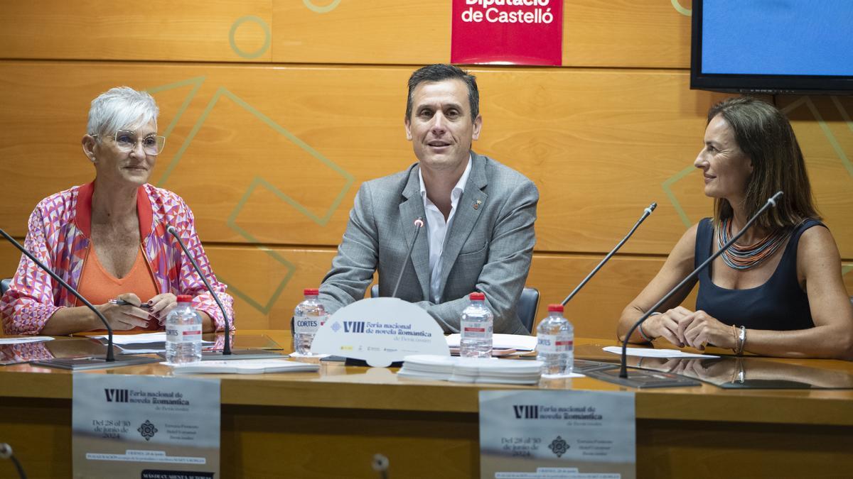 La concejala de Educación de Benicàssim, Rosa María Gil, el diputado de Cultura Alejandro Clausell y Patricia Artero, de la organización de la Feria Nacional de Novela Romántica, durante su presentación oficial.