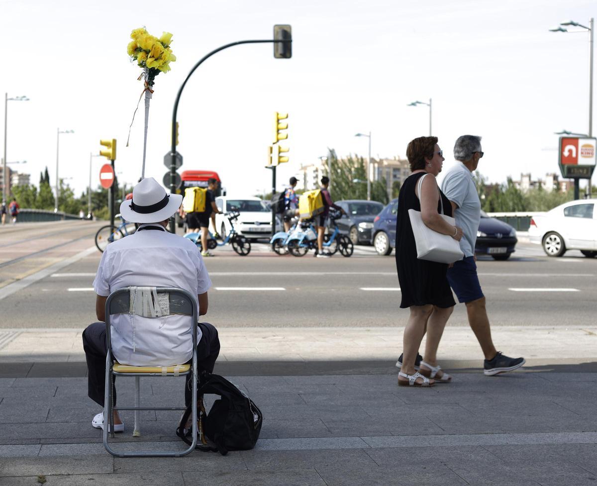 Una pareja camina por el paseo de Echegaray de Zaragoza por la sombra, en una imagen de archivo