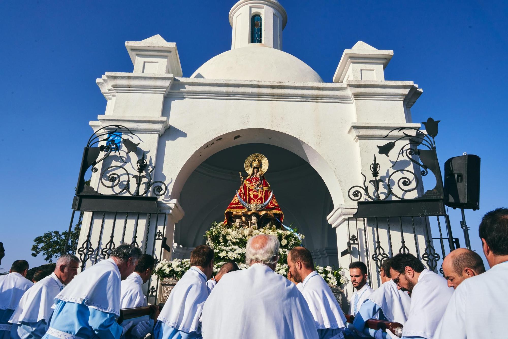 La patrona de Cáceres abre su Año Jubilar con cientos de devotos en el santuario