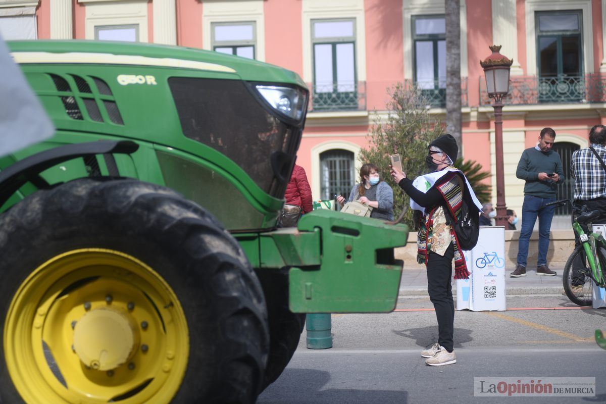 Miles de agricultores y ganaderos toman las calles de Murcia