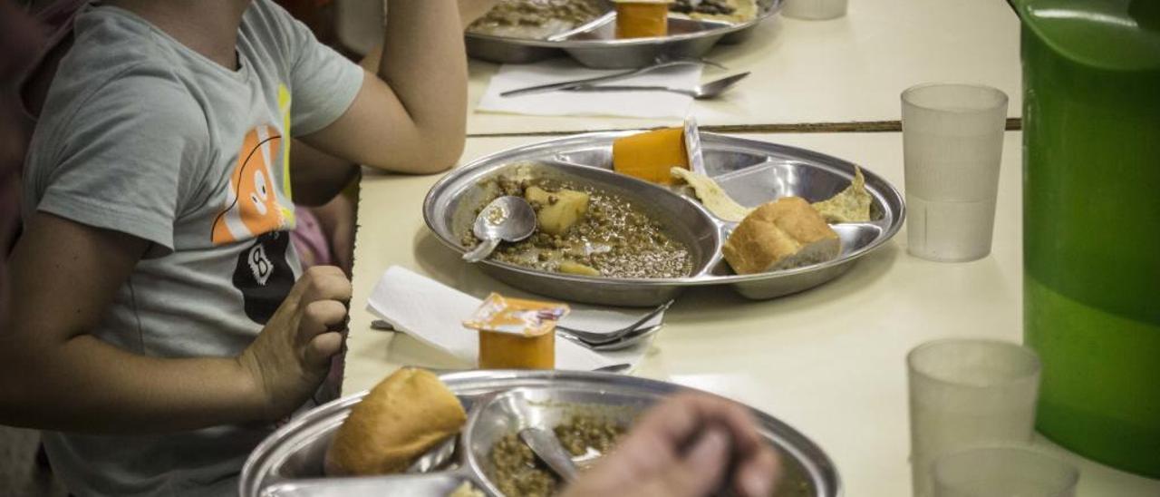 El gasto del comedor escolar, con mayoría de alumnos con beca, es el más complicado para los centros.