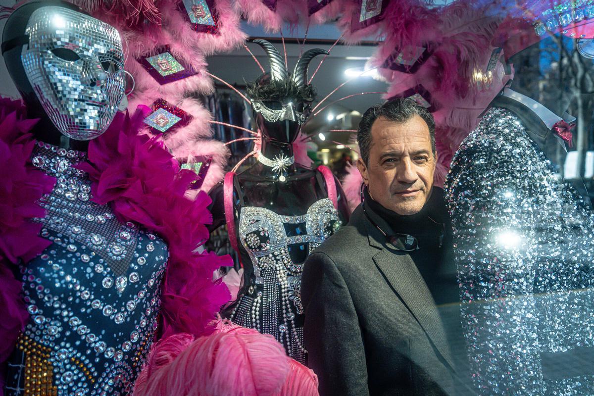 Menkes costume shop Barcelona - Profile of the historic Menkes costume business and its owner, Jacobo Menkes, discussing