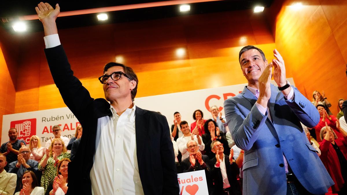 Pedro Sánchez participa en un acto en Tarragona con música de Tina Turner. En la foto, Sánchez junto a Salvador Illa.