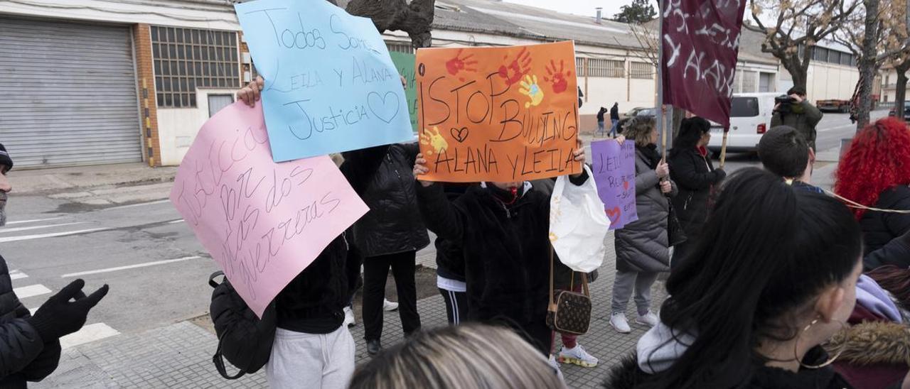 Manifestación contra el ’bullying’ en el instituto Llobregat de Sallent.